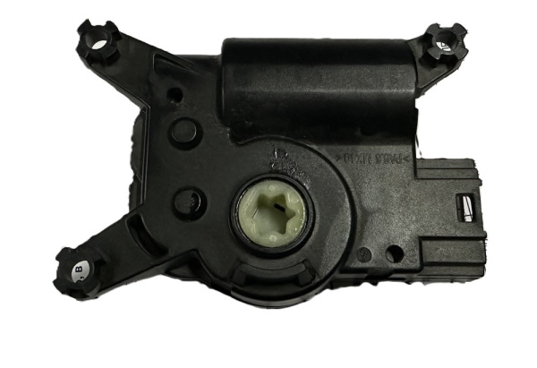 Моторедуктор заслонки отопителя Газель Next возле радиатора отопителя